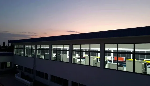 高空作业中安全绳是否必须固定在建筑结构上？